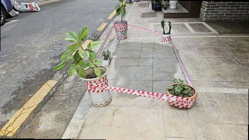 장안구 누수탐지 천장 얼룩과 수도계량기 별침을 확인하는 모습