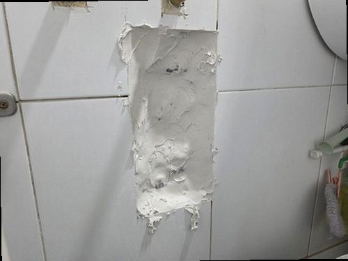 양평 누수탐지 수도계량기 별침과 잠금 밸브를 확인하는 모습