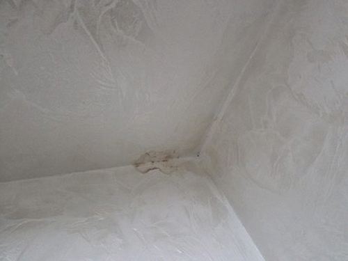 양평 누수탐지 베란다 바닥 배수구와 벽체 주변의 누수 흔적을 확인하는 점검 장면