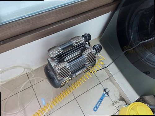 양주 누수탐지 거실 천장 얼룩과 누수 흔적을 확인하는 모습