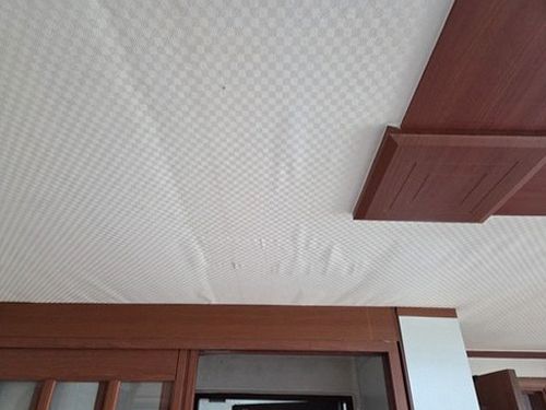 아산시 누수탐지 안방 천장 얼룩 부위와 난방 배관 점검 구간을 표시한 현장 사진