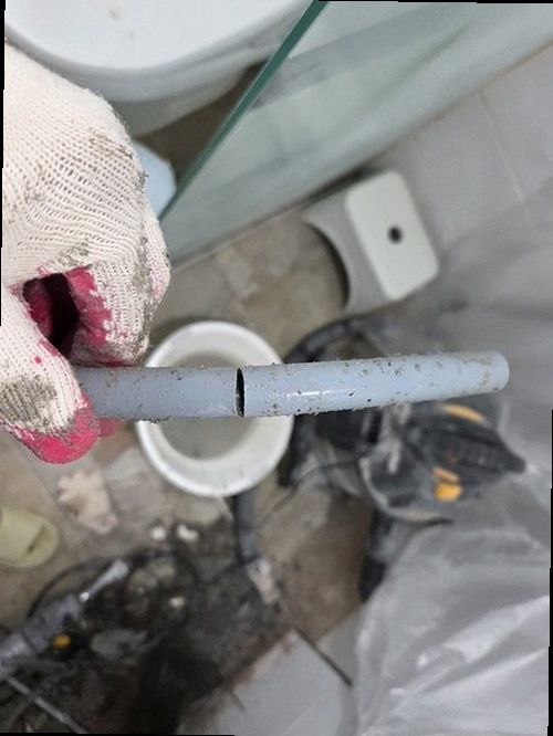아산시 누수탐지 거실 천장 누수 흔적과 누수 점검 준비 모습