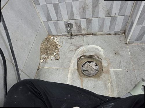 아산시 누수탐지 천장 얼룩과 벽면 곰팡이 발생 상태를 확인하는 모습