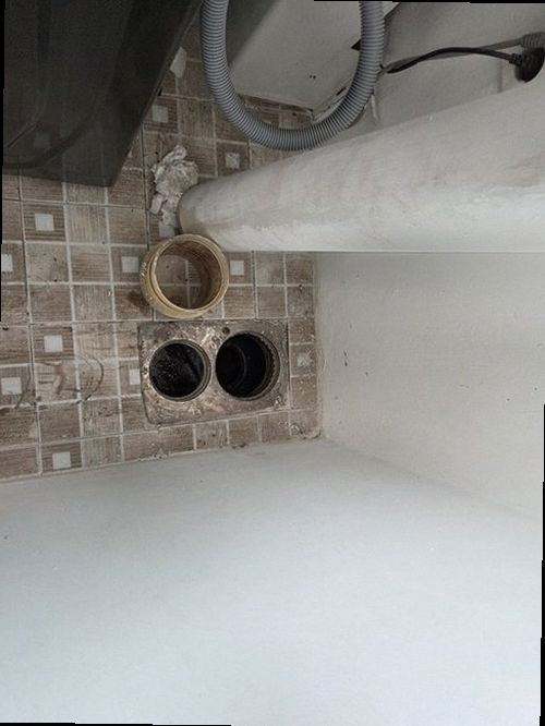 아산시 누수탐지 수도계량기 별침과 배관 압력 변화를 확인하는 모습