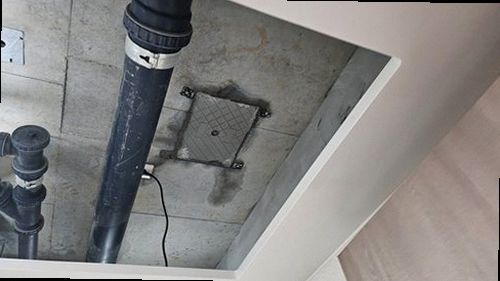 아산시 누수탐지 싱크대 하부장과 젖은 벽지 상태를 확인하는 현장