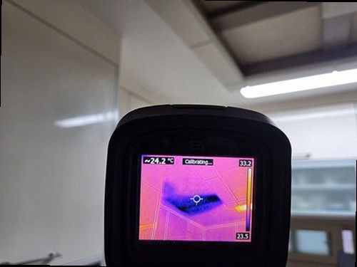 아산시 누수탐지 욕실 천장에 나타난 누수 얼룩과 습기 흔적