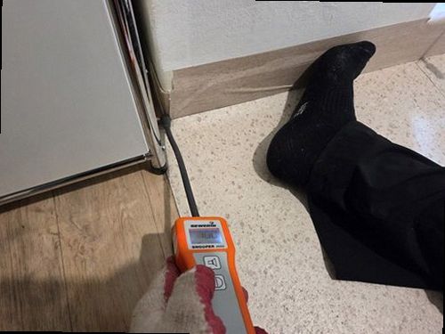 강화군 누수탐지 열화상 카메라로 바닥 배관 주변의 온도 변화를 확인하는 모습