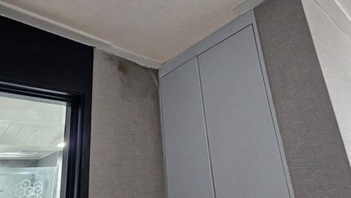 강화군 누수탐지 가스 탐지기와 청음 탐지기를 이용한 벽면 점검 장면