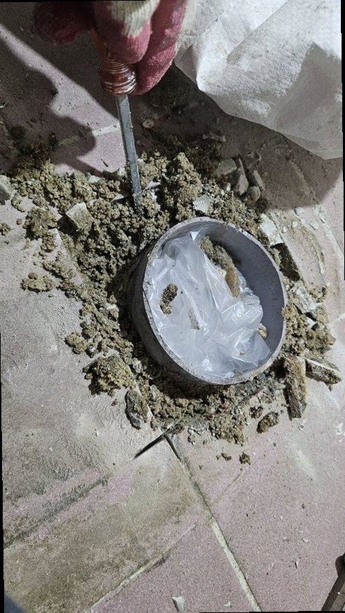 덕양구 누수탐지 수도계량기 별침과 누수 피해 흔적을 확인하는 모습