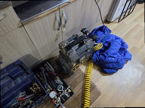 덕양구 누수탐지 열화상 카메라와 공압 측정기로 배관 누수 여부를 확인하는 모습