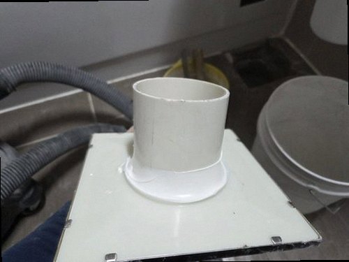 덕양구 누수탐지 가스탐지기와 청음탐지기를 이용해 매립 배관의 누수 위치를 확인하는 모습