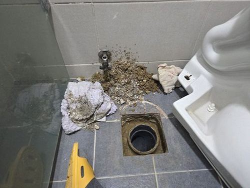 합동 누수탐지 욕실 바닥 배수구 주변을 점검하는 모습