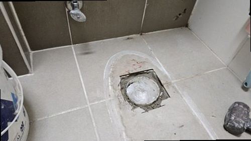서대문구 누수탐지 누수 보수 후 건조 상태와 마감 복구를 확인하는 모습