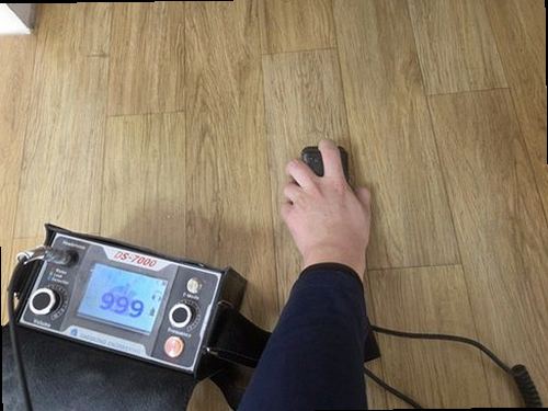 서대문구 누수탐지 열화상 카메라로 벽면 수분과 배관 위치를 확인하는 모습