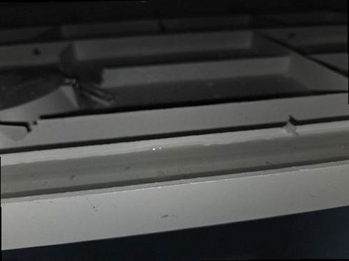 서대문구 누수탐지 베란다 창틀 하단 실란트 주변 얼룩 상태 비교 이미지