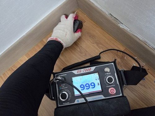 효행구 누수탐지 거실 천장 얼룩과 배관 누수 흔적을 확인하는 점검 장면