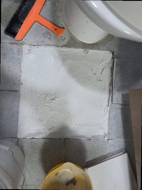 효행구 누수탐지 주방 싱크대 하부 배관과 누수 흔적을 확인하는 모습