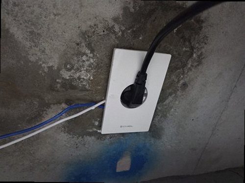 효행구 누수탐지 벽면 누수 점검 과정에서 얼룩과 젖은 면을 확인하는 장면