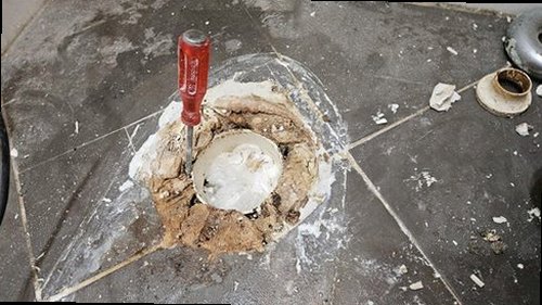 광주 누수탐지 수도계량기 별침과 누수 흔적을 확인하는 모습