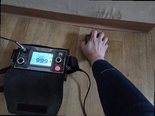 광주 누수탐지 보일러와 난방 분배기 연결 배관을 점검하는 모습