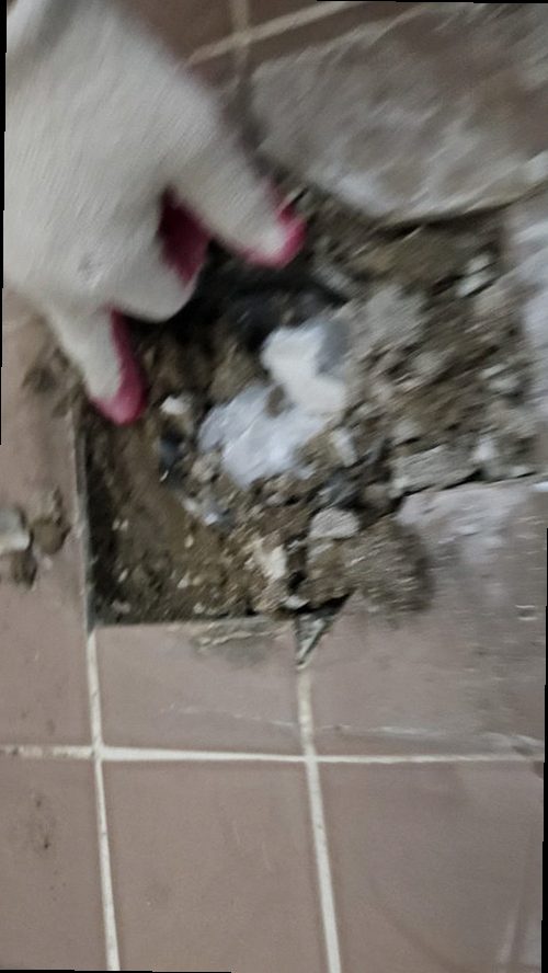 이천 누수탐지 누수 원인 확인을 위해 계량기와 배관 압력을 점검하는 과정