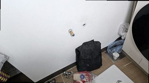 강북구 누수탐지 아래층 천장 누수 흔적과 윗집 욕실 배관을 비교하는 현장 점검 모습