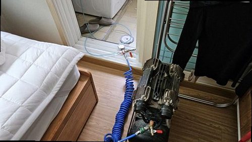 평택 누수탐지 싱크대 하부 배관과 연결 부위를 점검하는 모습