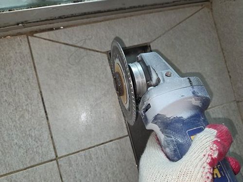 구리 누수탐지 수도계량기 별침과 보호통을 확인하는 점검 장면