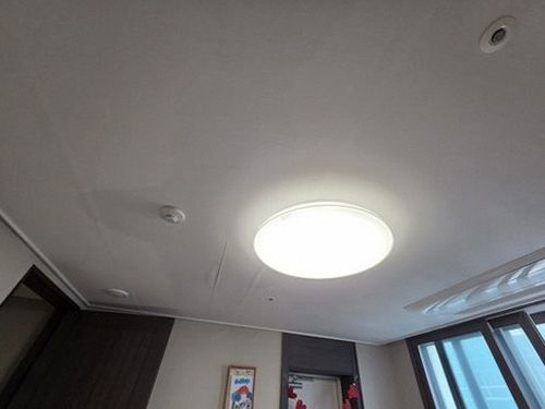 구리 누수탐지 싱크대 하부 연결부 점검 장면