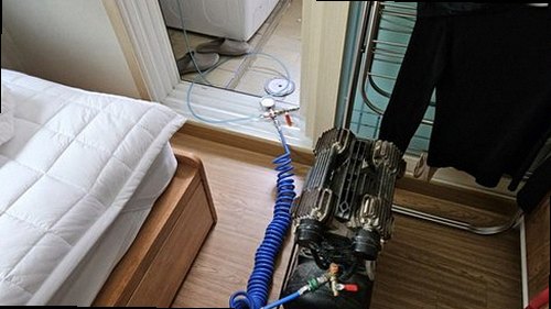 강서구 누수탐지 안방 천장에 나타난 누수 얼룩과 수분 측정 확인 모습