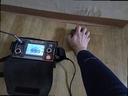 강서구 누수탐지 거실 천장 누수 흔적과 수분 측정기를 확인하는 현장