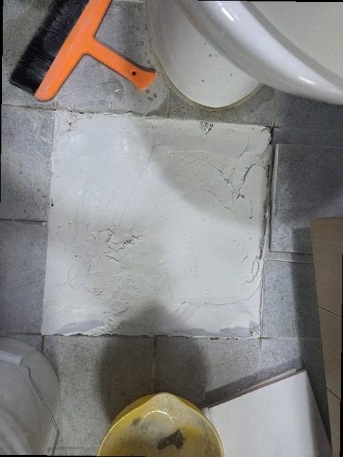 구로구 누수탐지 천장 누수 얼룩과 배관 점검 위치를 비교한 이미지