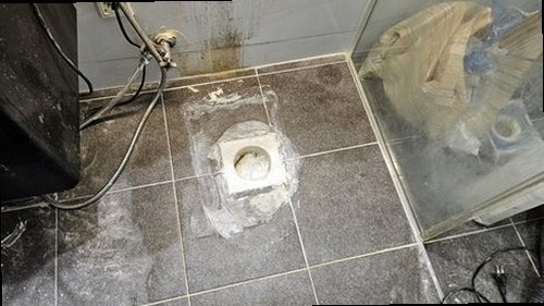 관악구 누수탐지 싱크대 하부 배관과 벽지 물자국을 확인하는 모습
