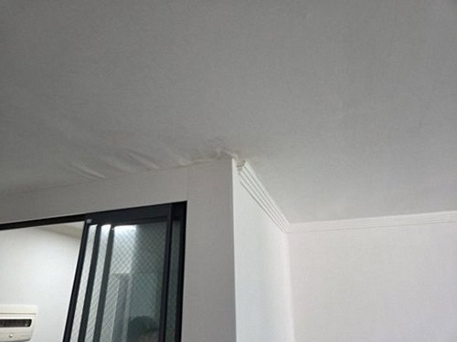 성현동 누수탐지 주방 싱크대 하부 배관을 점검하는 장면