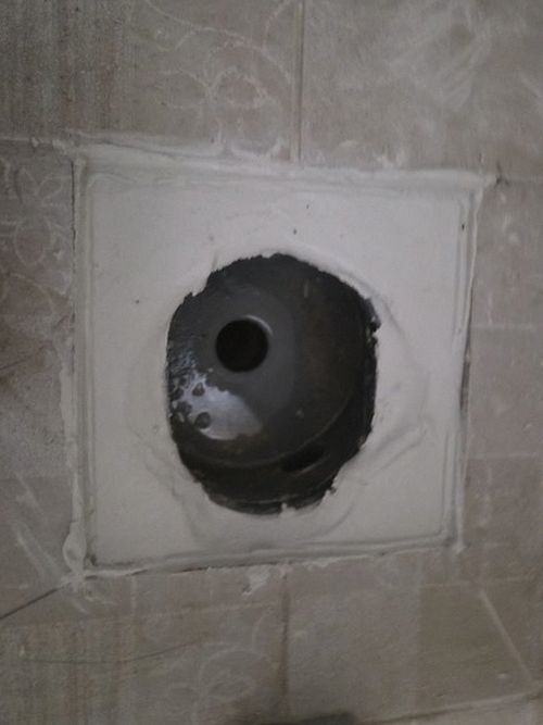 은평구 누수탐지 수도꼭지 카트리지와 고무 패킹을 점검하는 모습