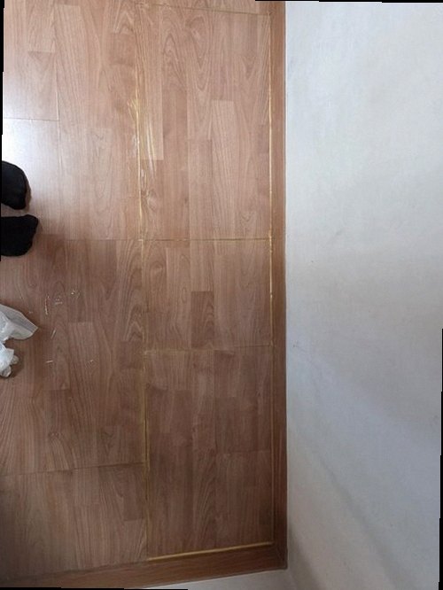 오정구 누수탐지 거실 천장 누수 흔적과 수분 측정기를 확인하는 현장