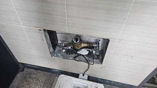 청주시 서원구 누수탐지 천장 얼룩과 바닥 습기를 살펴 누수 유형을 확인하는 모습