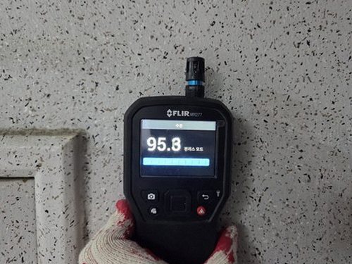 청주시 서원구 누수탐지 천장 얼룩 경계와 젖음 패턴을 관찰하는 점검 장면