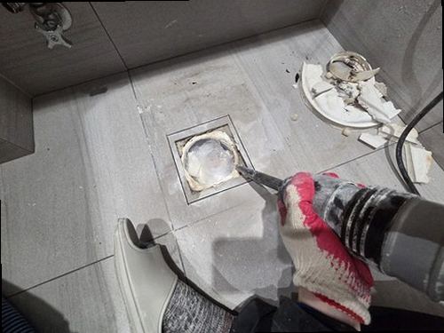 종로구 누수탐지 공압 게이지와 가스탐지기를 사용해 배관 누수 위치를 확인하는 모습