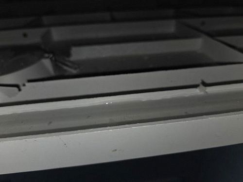 사간동 누수탐지 베란다 바닥 배수구 주변 점검 장면