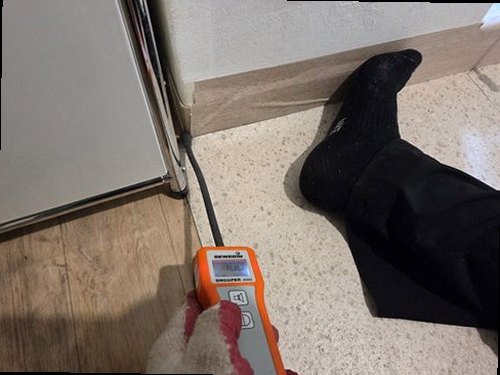 연천 누수탐지 수도계량기 별침과 잠금 밸브를 확인하는 모습