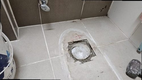 대전 중구 누수탐지 열화상 카메라로 바닥의 온도 편차를 확인하는 장면