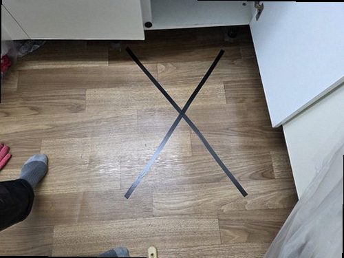 부산 중구 누수탐지 수도계량기 별침과 잠금 밸브를 확인하는 모습