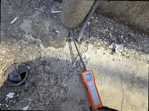 부산 중구 누수탐지 보일러와 난방 분배기 주변을 점검하는 누수 탐지 현장