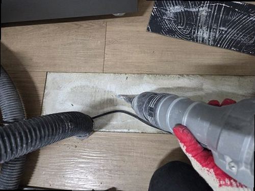 성북구 누수탐지 누수 피해가 발생한 천장과 벽면의 물자국 확인 모습