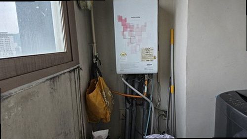 양천구 누수탐지 안방 벽지에 번진 물자국과 벽체 습기 상태를 확인하는 모습