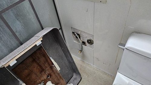 양천구 누수탐지 욕실 벽면의 물자국과 주변 타일 상태를 확인하는 모습