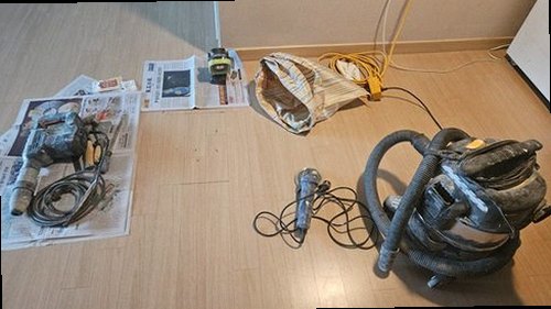 처인구 누수탐지 보일러 분배기와 난방 배관의 압력 검사를 진행하는 모습
