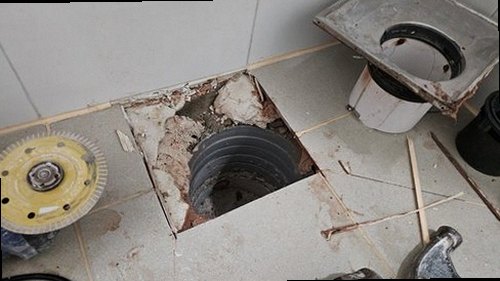 처인구 누수탐지 누수 점검 전 천장 얼룩과 벽지 들뜸이 나타난 실내 모습