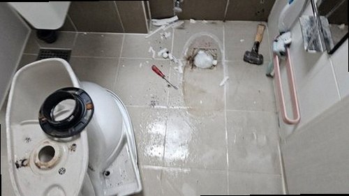 처인구 누수탐지 싱크대 하부 배관과 누수 흔적을 확인하는 모습